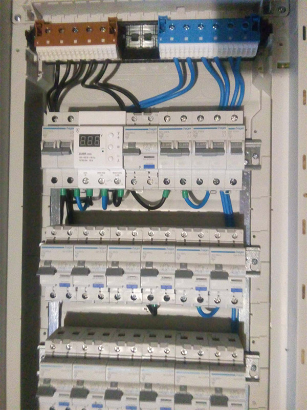 готовый электрический щит. расключение электрического щитка на 12 модулей. электрощит schneider 100 модулей. готовый щиток. готовый щиток.